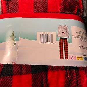Holiday #FAMJAMS Ladies Pajama set.  Size small 6-8 NWOT